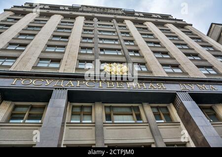 Moskau, Russland – 8. Juni 2017. Fassade des Staatsduma-Gebäudes in der Okhotny-Ryad-Straße 1 in Moskau. Blick mit dem russischen Wappen und der Staatsduma Stockfoto