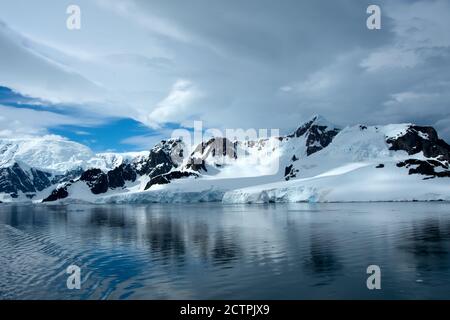 Extreme gletscherbedeckte Landschaft der Antarktis. Stockfoto