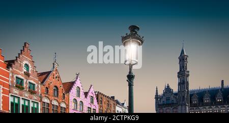 Beleuchtete Straßenlampe auf dem Marktplatz (Grote Markt) in Brügge in Belgien. Stockfoto