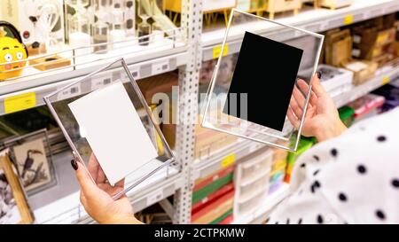 Frau mit transparenten Bilderrahmen im Geschäft Stockfoto