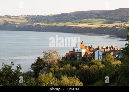 Robin Hoods Bay Blick in Richtung Ravenscar, North Yorkshire, England, Großbritannien vom Clifftop Fußweg Teil des Cleveland Way und Coast to Coast Walk Stockfoto