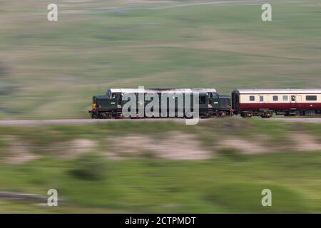 BR Green Baureihe 37 Lokomotive 37521 mit dem 'Staycation Express' Trainieren Sie mit Geschwindigkeit auf der Linie zur Carlisle-Bahn Stockfoto