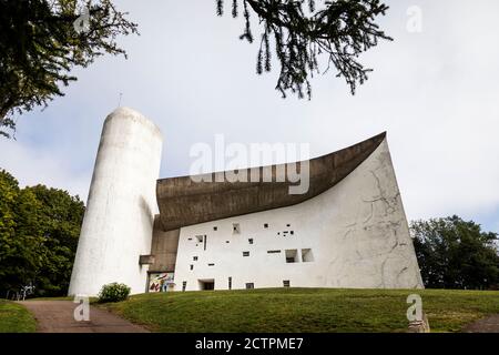 Die 1955 fertiggestellte Chapelle Notre Dame du Haut in Ronchamp wurde auf einem bereits bestehenden Wallfahrtsort errichtet. Es wurde der UNESCO World Cultural hinzugefügt Stockfoto