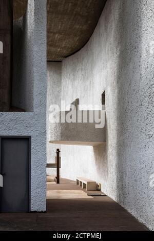 Externe Kanzel, Teil der Chapelle Notre Dame du Haut in Ronchamp. Es wurde 1955 fertiggestellt und auf einem bereits bestehenden Wallfahrtsort errichtet. Es wurde hinzugefügt Stockfoto