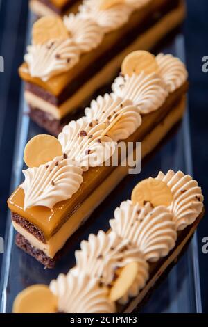 Süßer Desserttisch für Catering und Hochzeiten, Schokoladenkuchen mit Mango und Buttercreme Stockfoto