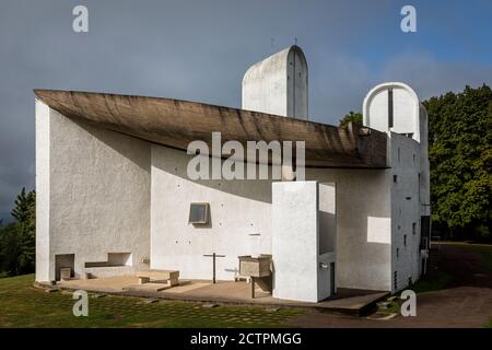 Die 1955 fertiggestellte Chapelle Notre Dame du Haut in Ronchamp wurde auf einem bereits bestehenden Wallfahrtsort errichtet. Es wurde der UNESCO World Cultural hinzugefügt Stockfoto