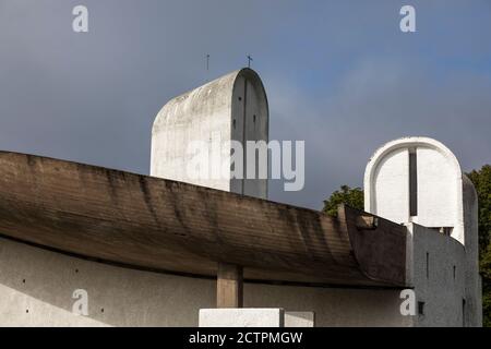 Die 1955 fertiggestellte Chapelle Notre Dame du Haut in Ronchamp wurde auf einem bereits bestehenden Wallfahrtsort errichtet. Es wurde der UNESCO World Cultural hinzugefügt Stockfoto