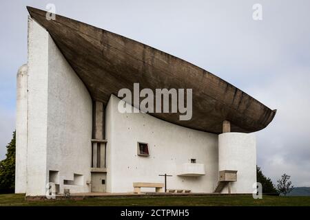 Die 1955 fertiggestellte Chapelle Notre Dame du Haut in Ronchamp wurde auf einem bereits bestehenden Wallfahrtsort errichtet. Es wurde der UNESCO World Cultural hinzugefügt Stockfoto