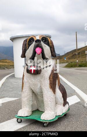 Modell St. Bernard Hund auf dem Gipfel des Col du Petit Saint-Bernard (Little St Bernard Pass, Colle del Piccolo San Bernardo), Italien/Frankreich Stockfoto