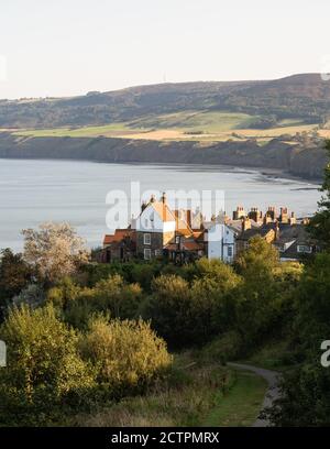 Robin Hoods Bay Blick in Richtung Ravenscar, North Yorkshire, England, Großbritannien vom Clifftop Fußweg Teil des Cleveland Way und Coast to Coast Walk Stockfoto