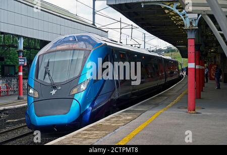 TransPennine Class 390 Civity North West Express an der Oxenholme Lake District Station. West Coast Main Line, Cumbria, England, Vereinigtes Königreich. Stockfoto