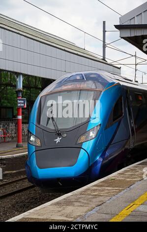 TransPennine Class 390 Civity North West Express an der Oxenholme Lake District Station. West Coast Main Line, Cumbria, England, Vereinigtes Königreich. Stockfoto