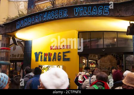 WIEN, ÖSTERREICH - 30. DEZEMBER 2007: Eingang zum Hundertwasser Dorf Stockfoto