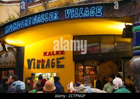 WIEN, ÖSTERREICH - 30. DEZEMBER 2007: Eingang zum Hundertwasser Dorf Stockfoto