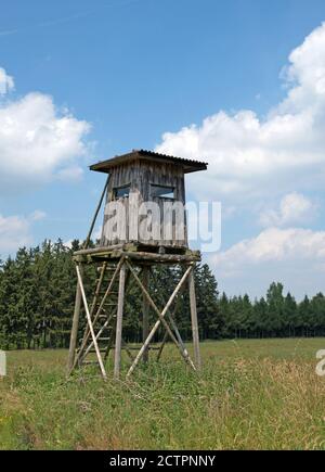 Der Sitz des Jägers am Waldrand Stockfoto