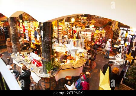 WIEN, ÖSTERREICH - 30. DEZEMBER 2007: Das Innere des Hundertwasserdorfes. Dieses Gebäude im einzigartigen Hundertwasser-Architekturstil Stockfoto