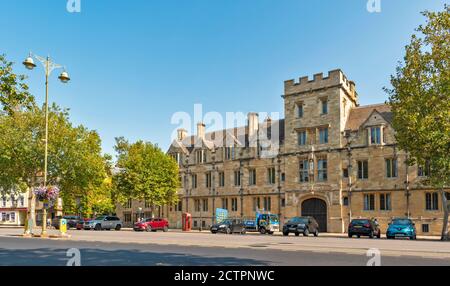 OXFORD CITY ENGLAND BLUMEN HÄNGENDEN KORB IN ST. GILES MIT ST. JOHNS COLLEGE Stockfoto