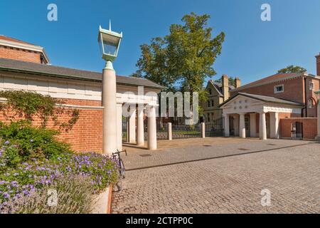 OXFORD CITY ENGLAND NORHAM GÄRTEN UND LADY MARGARET HALL UND BLUMENBEET Stockfoto