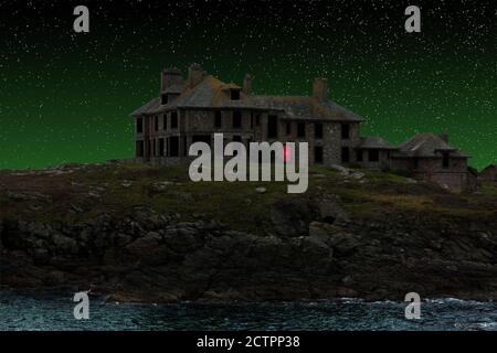 Dieses Fantasiebild eines Geisterhauses basiert auf Craig y Mor, einem denkmalgeschützten Gebäude in Trearddur Bay auf Holy Island, Anglesey, Nordwales. Stockfoto