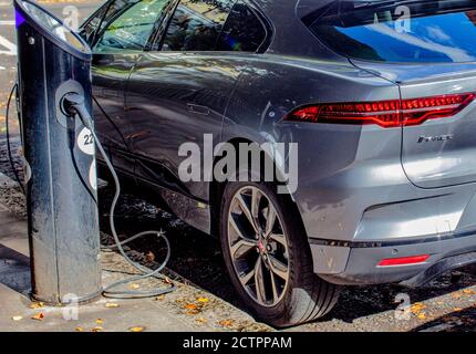 Ladestation für Elektroautos auf der Straße in South Kensington, London; Jaguar Auto wird aufgeladen. Stockfoto