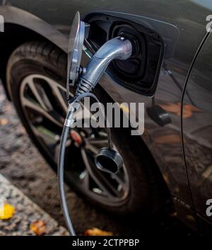 Ladestation für Elektroautos auf der Straße in South Kensington, London; Jaguar Auto wird aufgeladen. Stockfoto