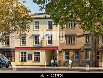 OXFORD CITY ENGLAND DAS LAMM UND FLAGGE ÖFFENTLICHE HAUS IN ST. GILES Stockfoto