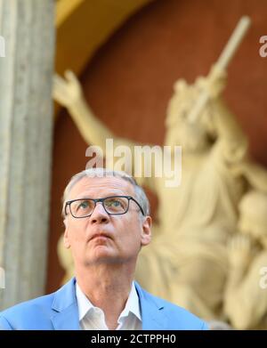 22. September 2020, Brandenburg, Potsdam: Günther Jauch, TV-Moderator und finanzieller Förderer vieler historischer Gebäude in der Stadt, spricht während der Pressekonferenz zur Spendenaktion zur Erhaltung des Campanile der Friedenskirche im Sanssouci Park. Der freistehende Glockenturm (Campanile) der Kirche mit seiner gusseisernen Konstruktion ist sehr baufällig. Nach der Renovierung der Kirchendächer und der Restaurierung des Apsis-Mosaiks im vergangenen Jahr kann die Stiftung Preußische Schlösser und Gärten Berlin-Brandenburg (SPSG) nun dank t mit der Restaurierung des Gebäudes beginnen Stockfoto