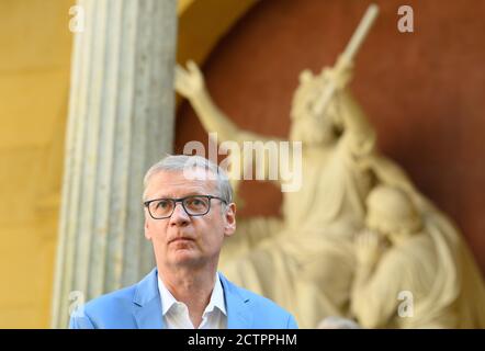 22. September 2020, Brandenburg, Potsdam: Günther Jauch, TV-Moderator und finanzieller Förderer vieler historischer Gebäude in der Stadt, spricht während der Pressekonferenz zur Spendenaktion zur Erhaltung des Campanile der Friedenskirche im Sanssouci Park. Der freistehende Glockenturm (Campanile) der Kirche mit seiner gusseisernen Konstruktion ist sehr baufällig. Nach der Renovierung der Kirchendächer und der Restaurierung des Apsis-Mosaiks im vergangenen Jahr kann die Stiftung Preußische Schlösser und Gärten Berlin-Brandenburg (SPSG) nun dank t mit der Restaurierung des Gebäudes beginnen Stockfoto