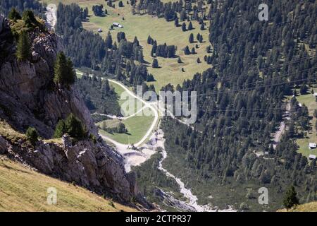 Blick von der Bergstation hinunter auf die Seilbahnen der Seceda-Seilbahn, Gröden, Italien. Stockfoto