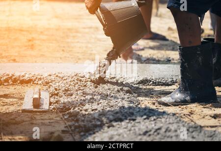 Bauarbeiter halfen Zement Schaufellader in einem Punktesatz eingeführt werden. Stockfoto