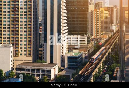 Bangkok, Thailand - 20. November 2019, BTS Sky Train läuft in der Innenstadt von Bangkok. Sky Train ist der schnellste Transportmodus in Bangkok Stockfoto