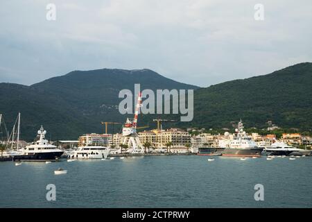 Marina für Luxusyachten genannt Porto Montenegro in der Küste Tivat, in der Bucht von Kotor im Südwesten Montenegros. Stockfoto