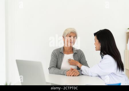 Gesundheit Besucher und eine ältere Frau im Hause besuchen. Stockfoto