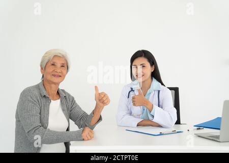 Gesundheit Besucher und eine ältere Frau im Hause besuchen. Stockfoto