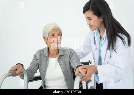 Gesundheit Besucher und eine ältere Frau im Hause besuchen. Stockfoto