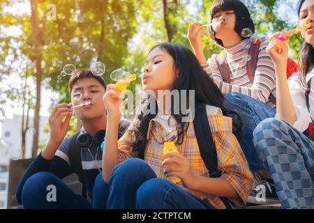 Gruppe von Kind Seifenblasen und Spaß in Sommerpark im Freien Stockfoto