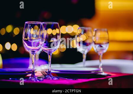 Weingläser im Restaurant mit verschwommenem Hintergrund Stockfoto