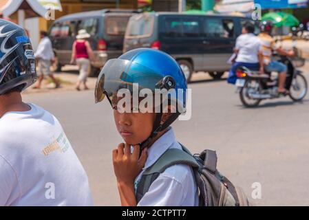 Sihanoukville, Kambodscha -- 17. März 2016. Kleiner Junge auf dem Rücken eines Motorrads in Sihanoukville, Kambodscha. Nur Für Redaktionelle Zwecke Stockfoto