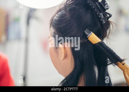 Closeup Menschen Friseur Coiffeur macht Frisur im Friseursalon, Haarpflege im modernen Spa-Salon Stockfoto