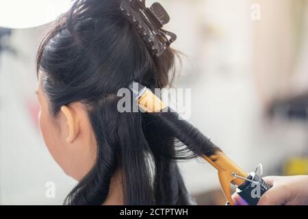 Closeup Menschen Friseur Coiffeur macht Frisur im Friseursalon, Haarpflege im modernen Spa-Salon Stockfoto
