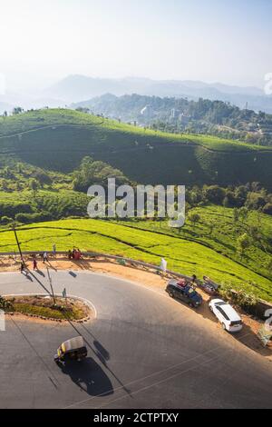 Indien, Kerala, Munnar, Straße schlängelt sich durch Munnar Tee Anwesen Stockfoto