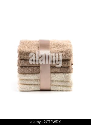 Geschenkset aus weißen und hellbraunen Frottee-Handtüchern auf weißem Hintergrund. Stockfoto