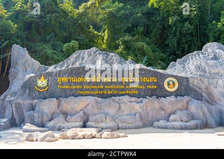 CHANGRAI, THAILAND - DEC 14, 2019, Phaya Nak Höhle ist die große Höhle in Tham Luang - Khun Nam Nang Non Forest Park, Chiang Rai, im Norden von Thailand Stockfoto