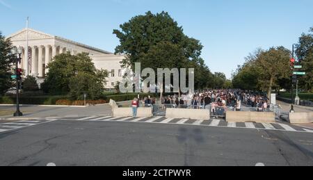 23. Sept. 2020 - mit der Schatulle der Obersten Gerichtsrichterin Ruth Bader Ginsburg unter dem Portikus warten Hunderte von Menschen auf ihre Ehrerbietung. Stockfoto