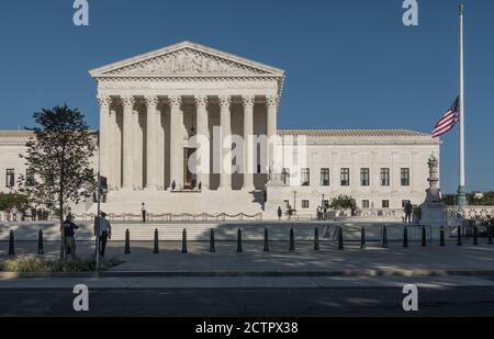 23. September 2020 - die Schatulle des Obersten Gerichtshofs Ruth Bader Ginsburg Ion ruhen unter dem Portikus des Obersten Gerichtshofs Gebäude, Flagge auf halben Stab, warten auf einen Strom von Trauernden, um ihre Achtung zu bezahlen. Stockfoto