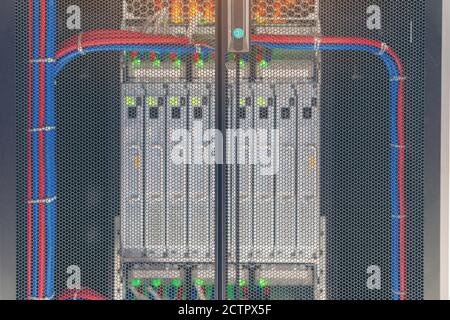 Rack montierten Servern in einem Serverraum, Server rack Audio Kabel. Server Rechner in einem Rack an der großen Data Center. Stockfoto