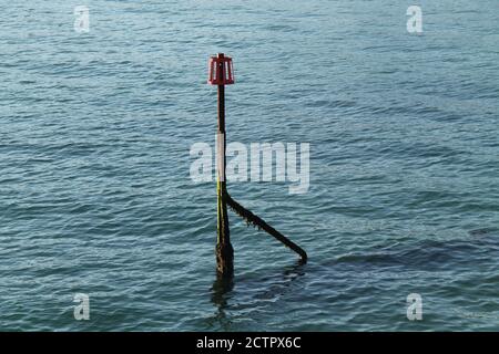 Der Marker am Ende eines hölzernen Seaside Groyne. Stockfoto