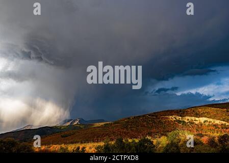 Gewitter in den Bergen. Schnelle und manchmal heftige Gewitter können sich im Herbst über den hohen Bergen von Utah, USA, entwickeln. Stockfoto