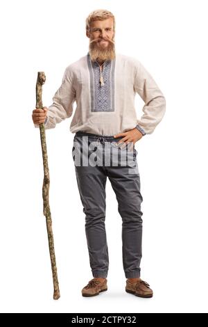 Ganzkörperportrait eines bärtigen Mannes mit Schnurrbart Ethinkkleidung und halten einen Holzstab isoliert auf weiß Hintergrund Stockfoto