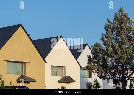 Perspektivischer Blick auf den Sonnenuntergang von Häusern im alpinen Stil mit Schiefer Dächer in Granada (Spanien) Stockfoto